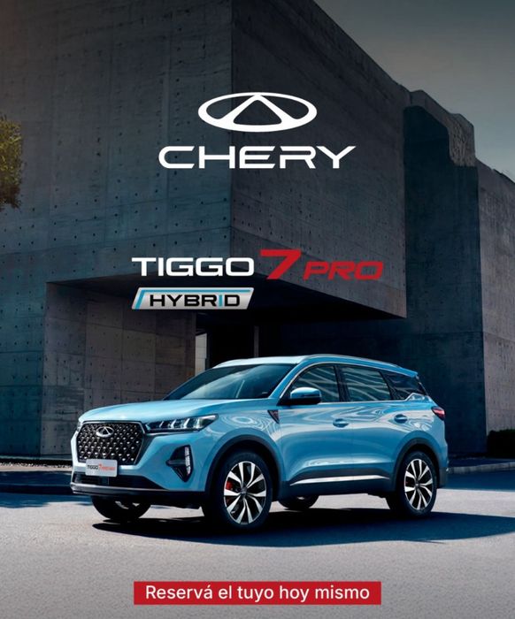 Chery Tiggo 7 Pro Híbrido estacionado en la calle frente a un edificio. Auto azul claro, logotipo blanco y texto rojo.