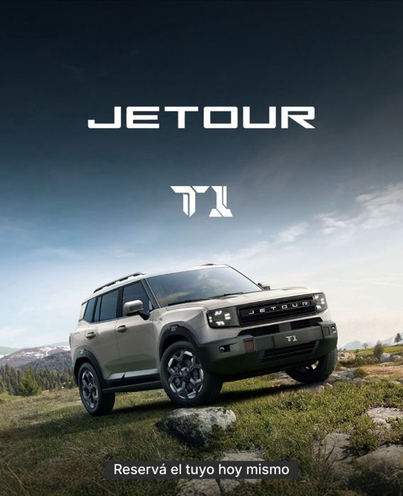 Jetour T1 SUV en una colina con césped y montañas al fondo. El texto dice 