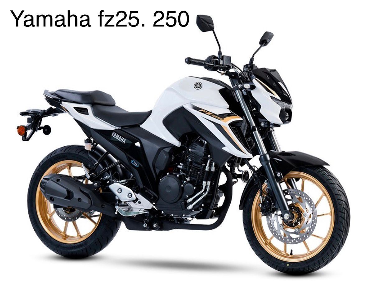 Motocicleta Yamaha fz25 blanca y negra con ruedas doradas, mostrada sobre un fondo blanco.