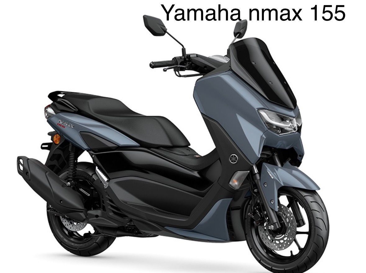 Scooter Yamaha NMAX 155, gris y negro, estacionado sobre un fondo blanco.