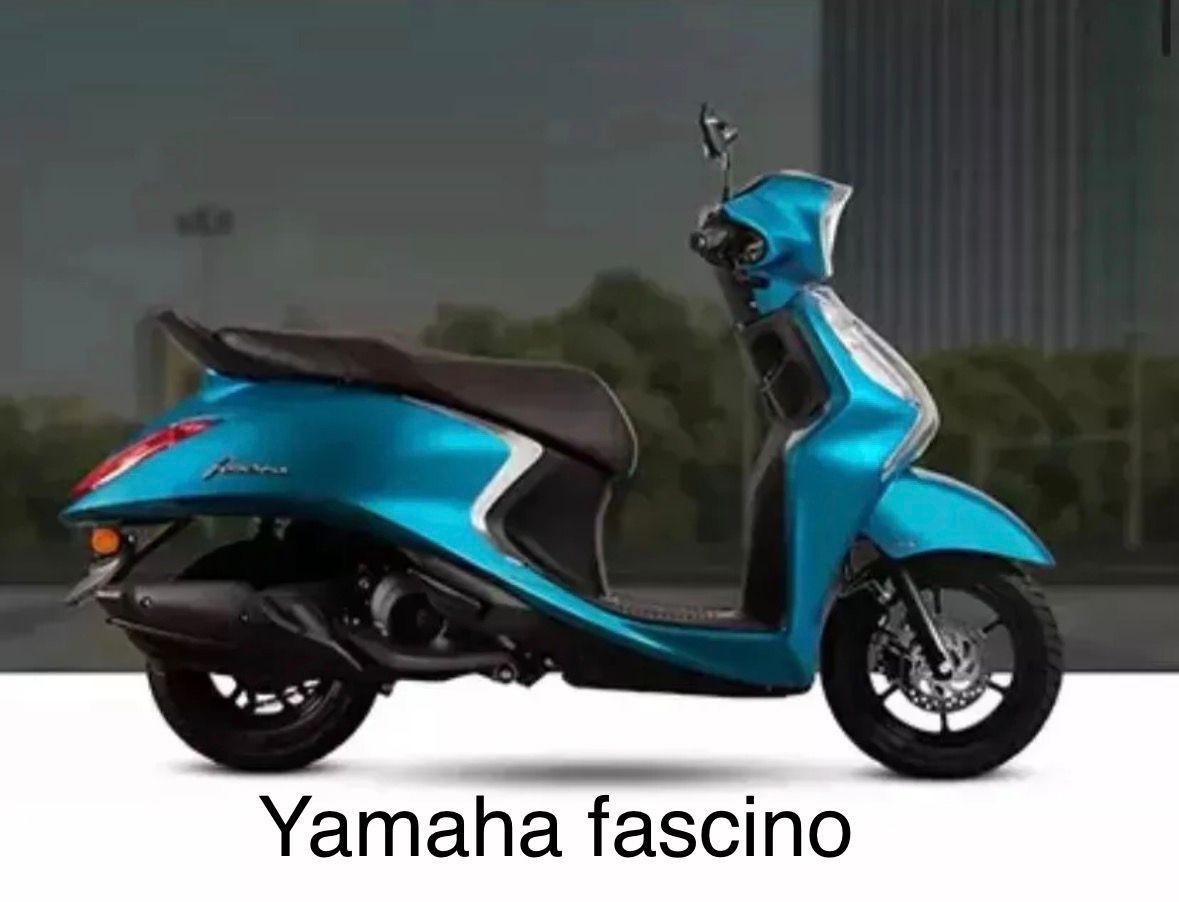 Scooter Yamaha Fascino azul estacionado al aire libre.