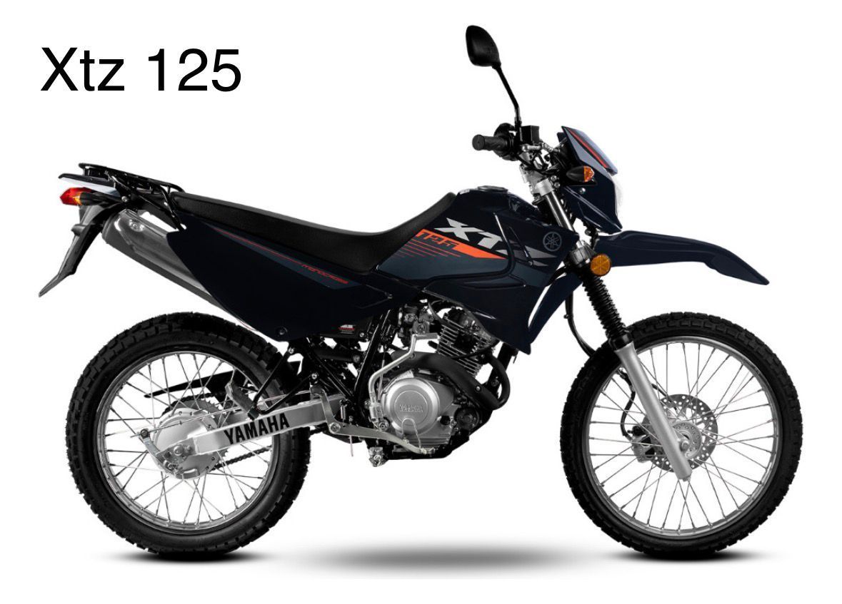 Motocicleta Yamaha Xtz 125, negra y plateada, en un entorno de estudio.