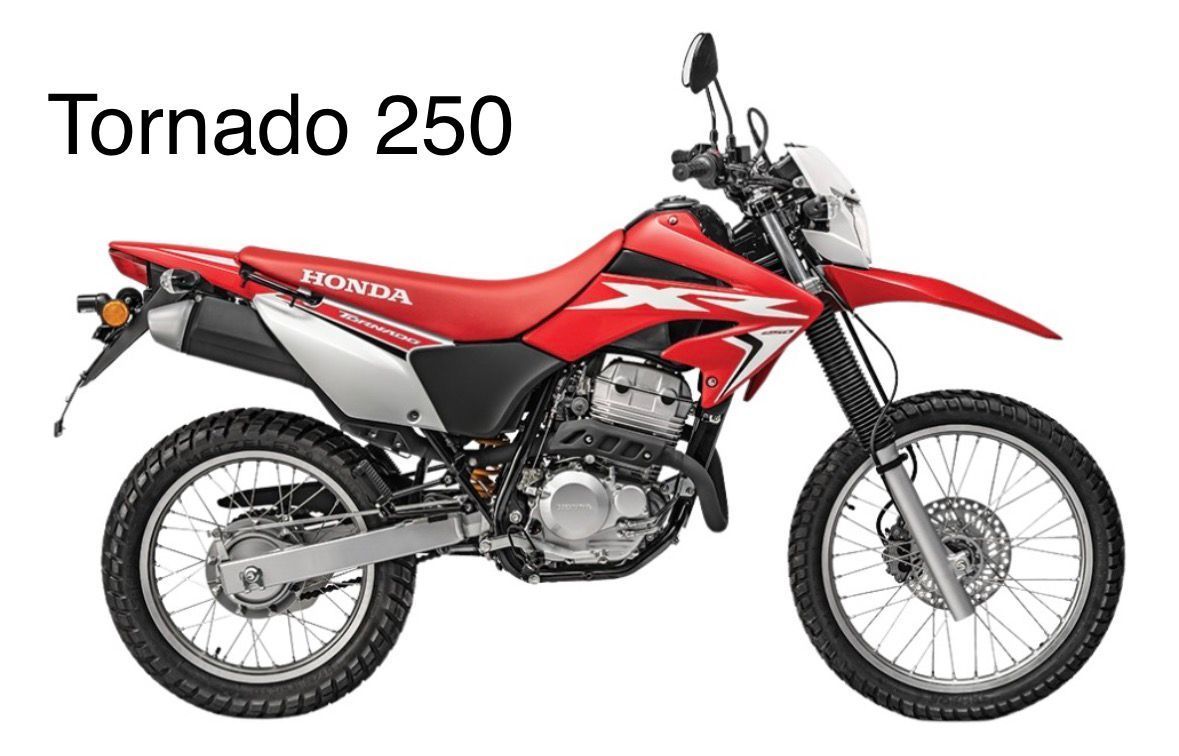 Motocicleta Honda Tornado 250 roja sobre fondo blanco.