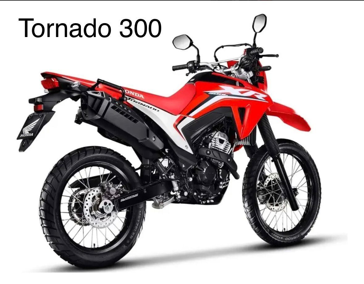 Motocicleta Honda Tornado 300 roja y blanca sobre fondo blanco.