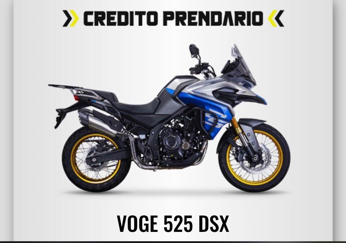 Motocicleta VOGE 525 DSX, gris y azul, con llantas doradas, mostrada sobre un fondo degradado