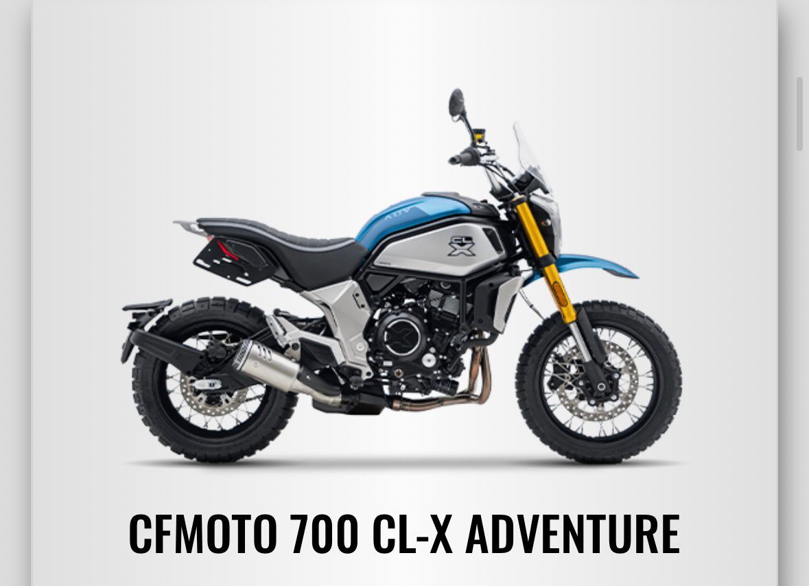 Motocicleta de aventura CFMOTO 700 CL-X, color azul y plata, neumáticos off-road, motor gris.