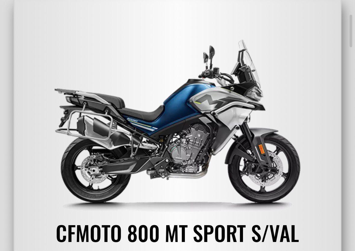 Motocicleta CFMOTO 800 MT Sport S/Val, color azul y plata, sobre fondo gris.