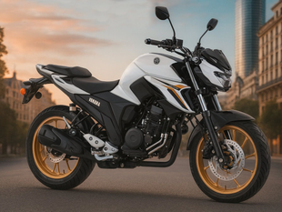 Motocicleta Yamaha FZ25 blanca y negra con detalles dorados estacionada en una calle de la ciudad.