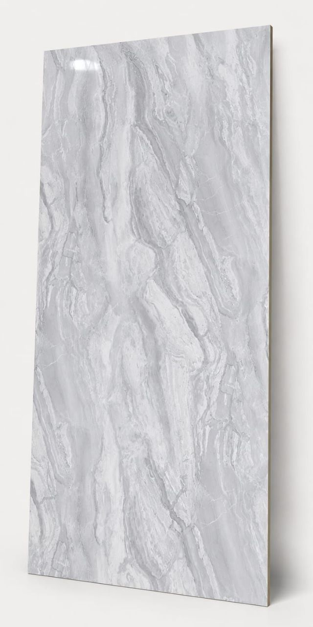 Panel rectangular de azulejos de pared con estampado de mármol blanco sobre un fondo claro.