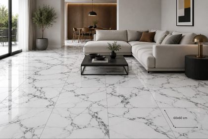 Sala de estar moderna con suelo de mármol blanco, sofá seccional beige, mesa de centro y grandes puertas de cristal.