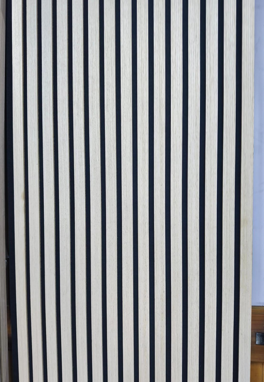 Cortina o panel de pared de rayas verticales blancas y negras para interiores.