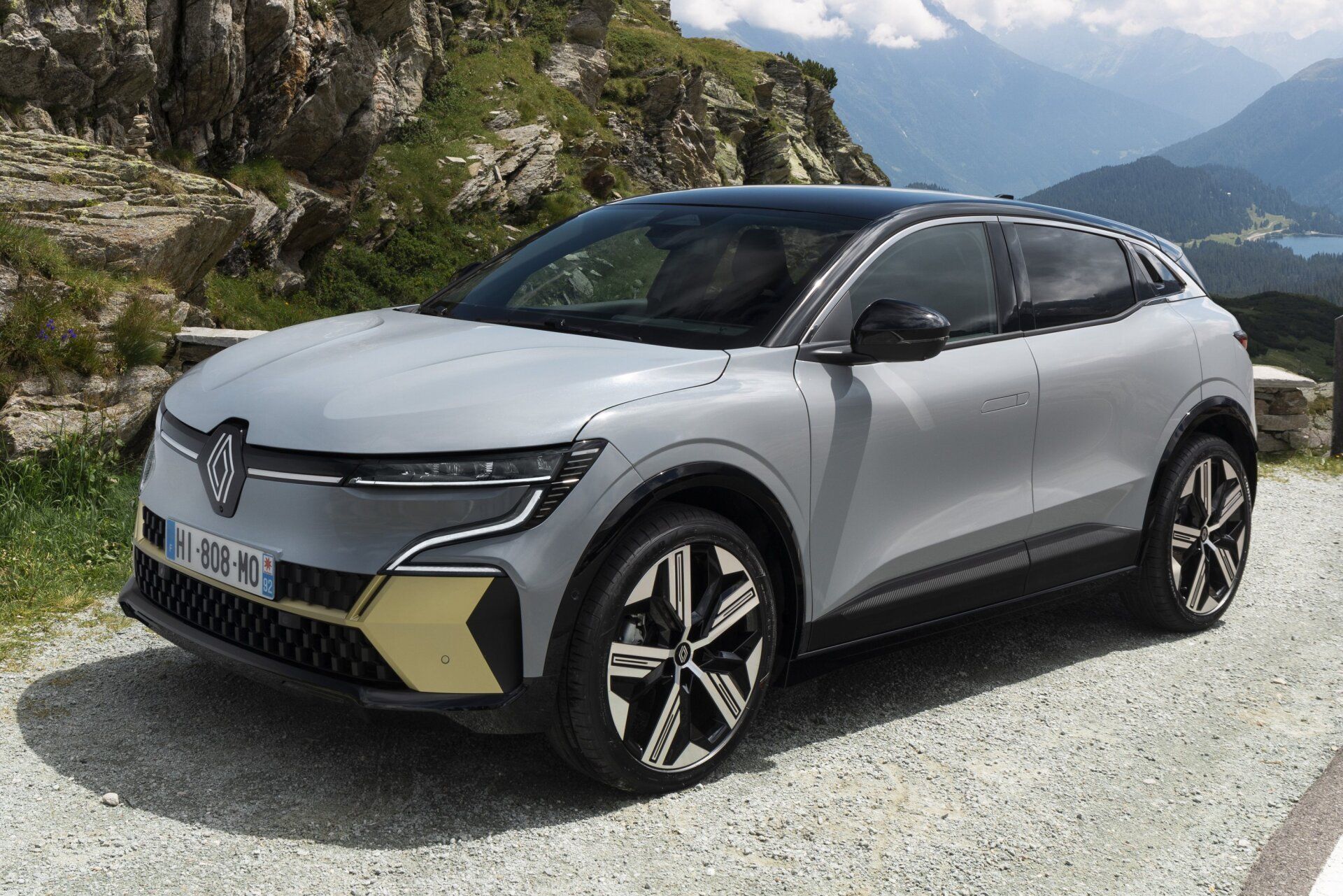 Renault-Mégane-E-Tech-Car-Charger-UK-News-2