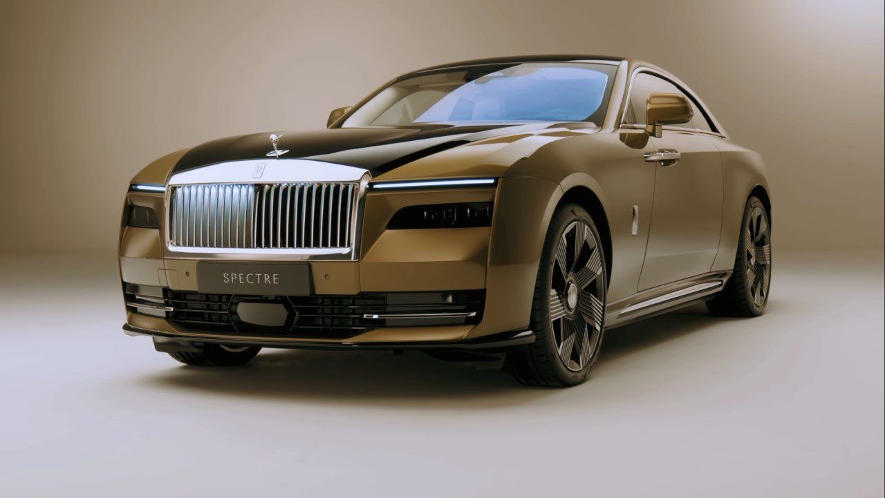 Rolls-Royce-Spectar-front-Sideview-Luxury-Electric-Car