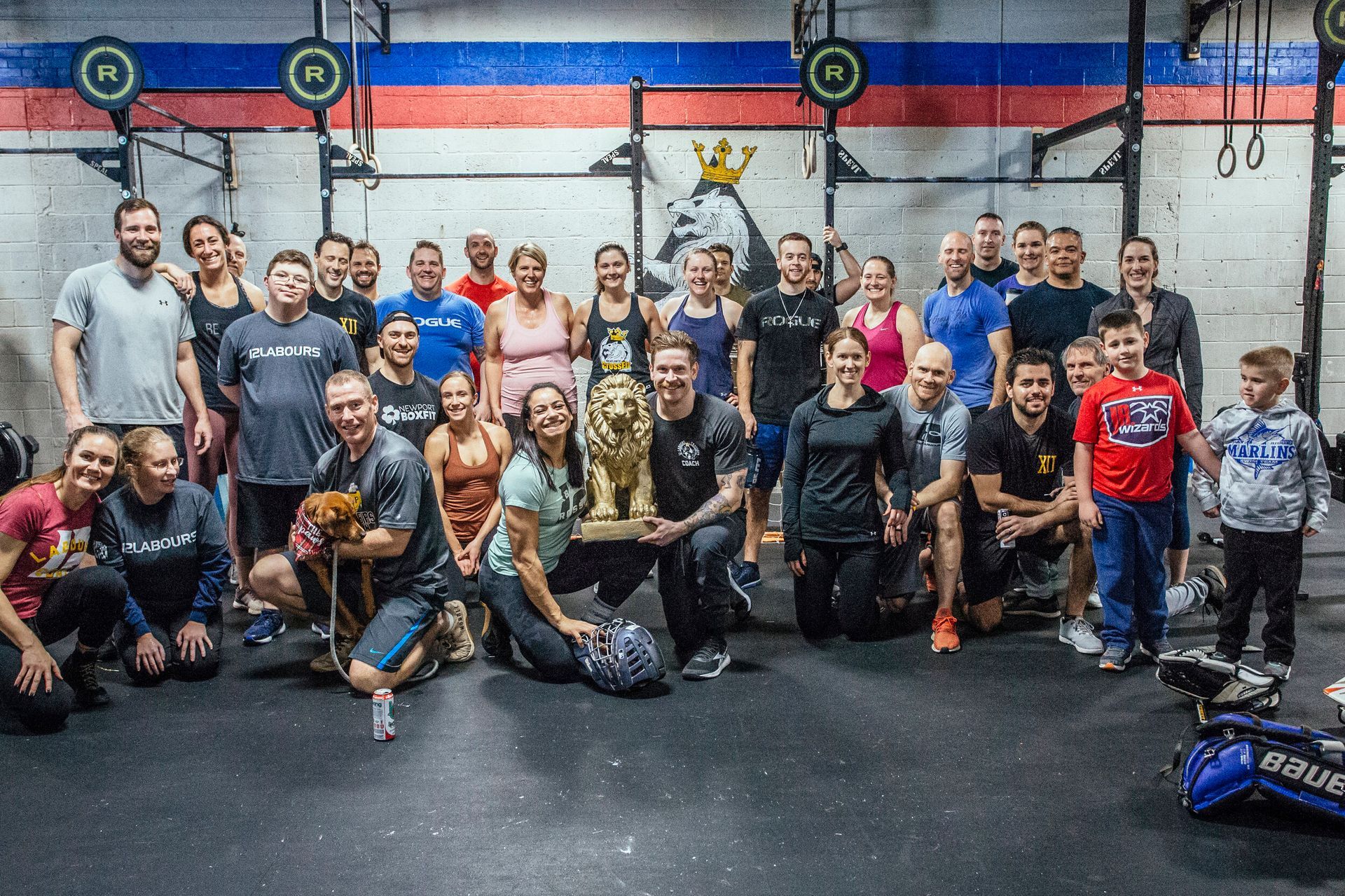 A group of people are posing for a picture in a gym.