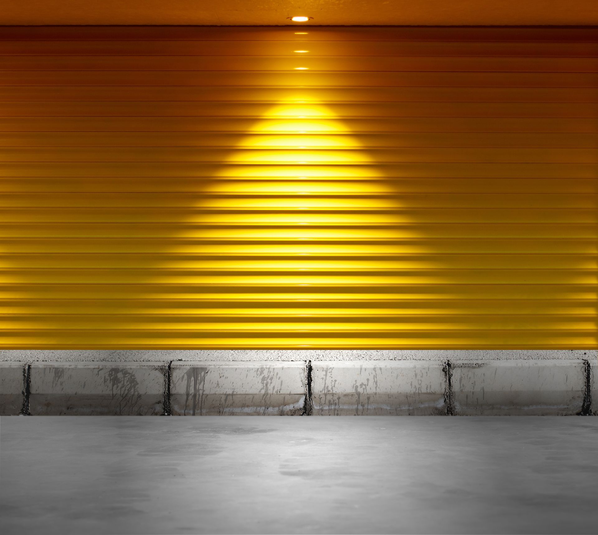 Una puerta de garaje amarilla con una luz que la atraviesa.