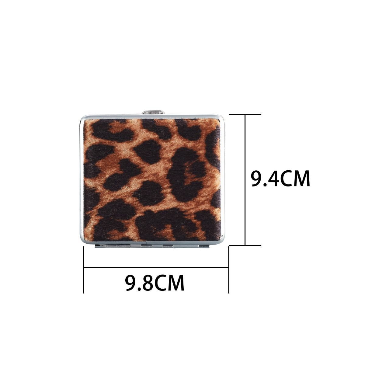 Vitrinekast met notitieboekjes met dierenprint: luipaard- en zebrapatroon.