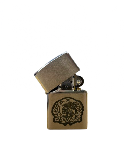 Een zilverkleurige aansteker met een open deksel, waarop een decoratief embleem met tekst te zien is.