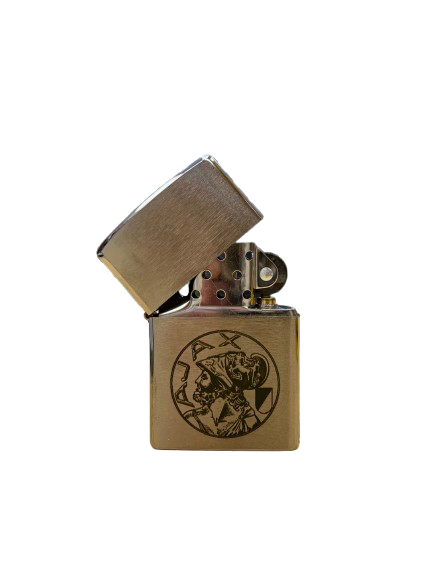 Zilveren Zippo-aansteker met gegraveerd ontwerp, open.