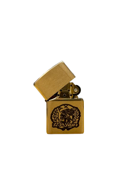 Gouden Zippo-aansteker, open, met een decoratief embleem aan de voorkant.