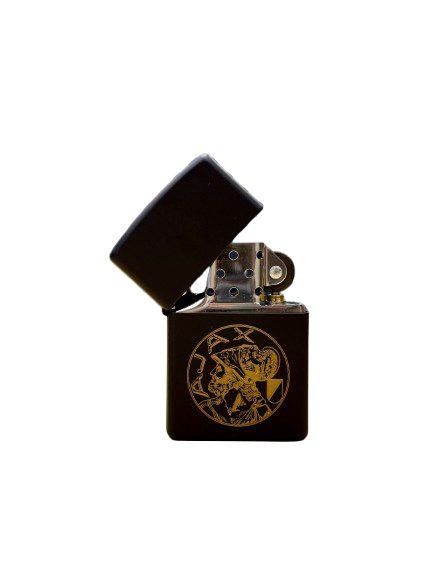 Zwarte Zippo-aansteker met een open deksel, een rond ontwerp en gouden accenten.