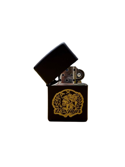 Zwarte Zippo-aansteker met open deksel, versierd met een goudkleurig patroon.