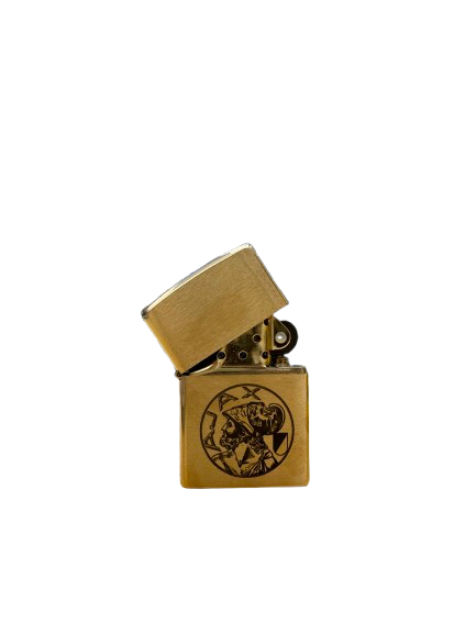 Gouden Zippo-aansteker met open deksel en rond embleem aan de voorkant.