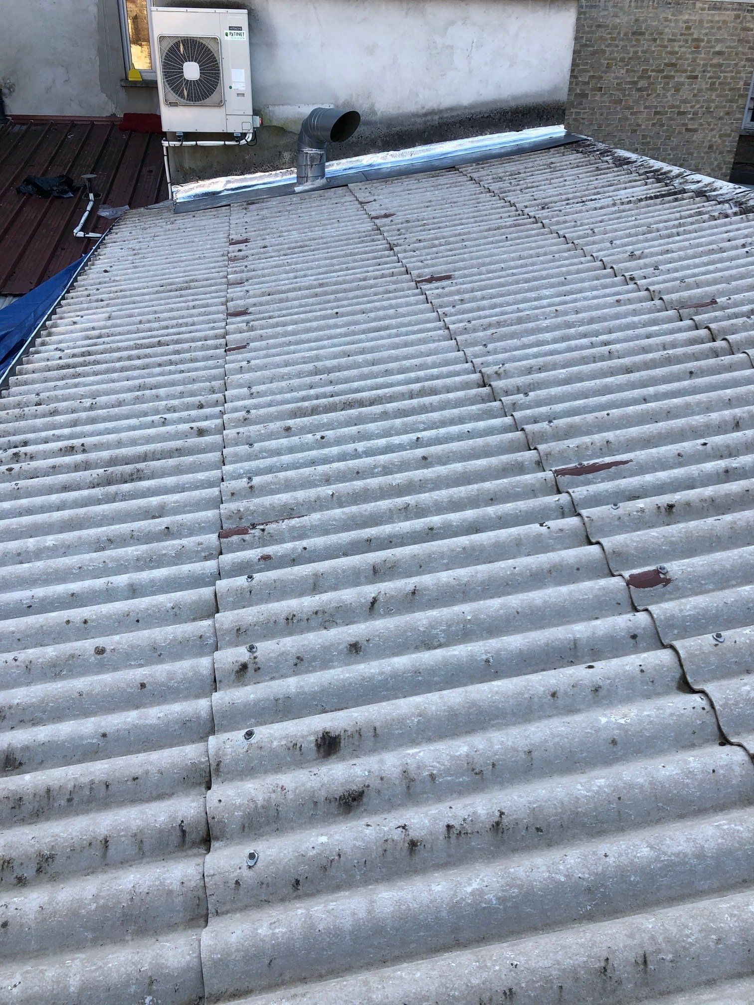 Un gros plan d'un toit avec un ventilateur dessus.