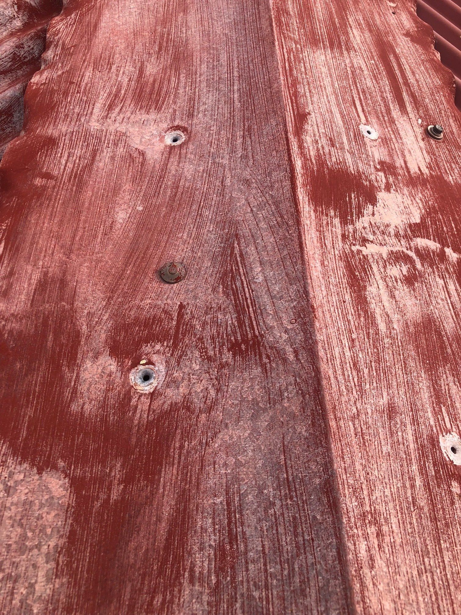 Un gros plan d'un toit rouge avec des trous dedans.