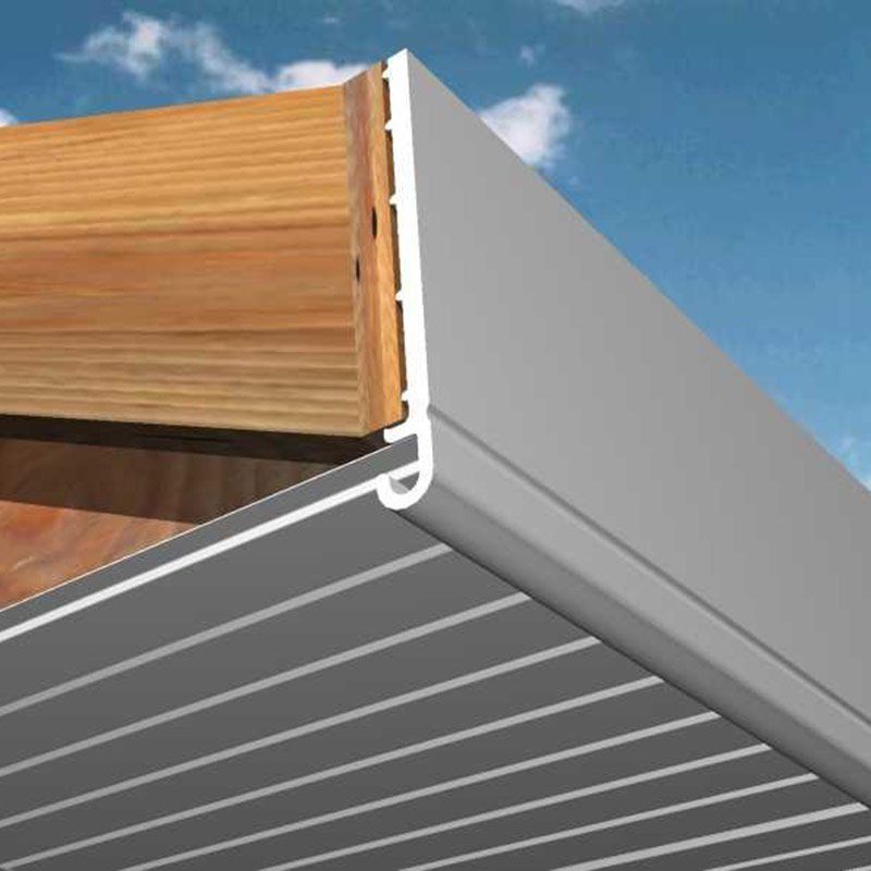 Un gros plan d'un toit avec une poutre en bois derrière