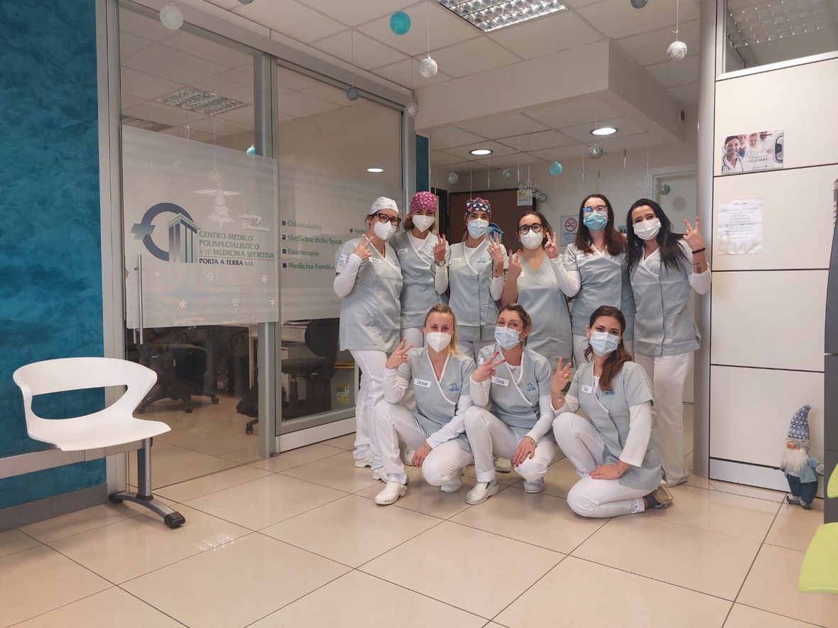 personale nel centro di dentisti – medici a Livorno