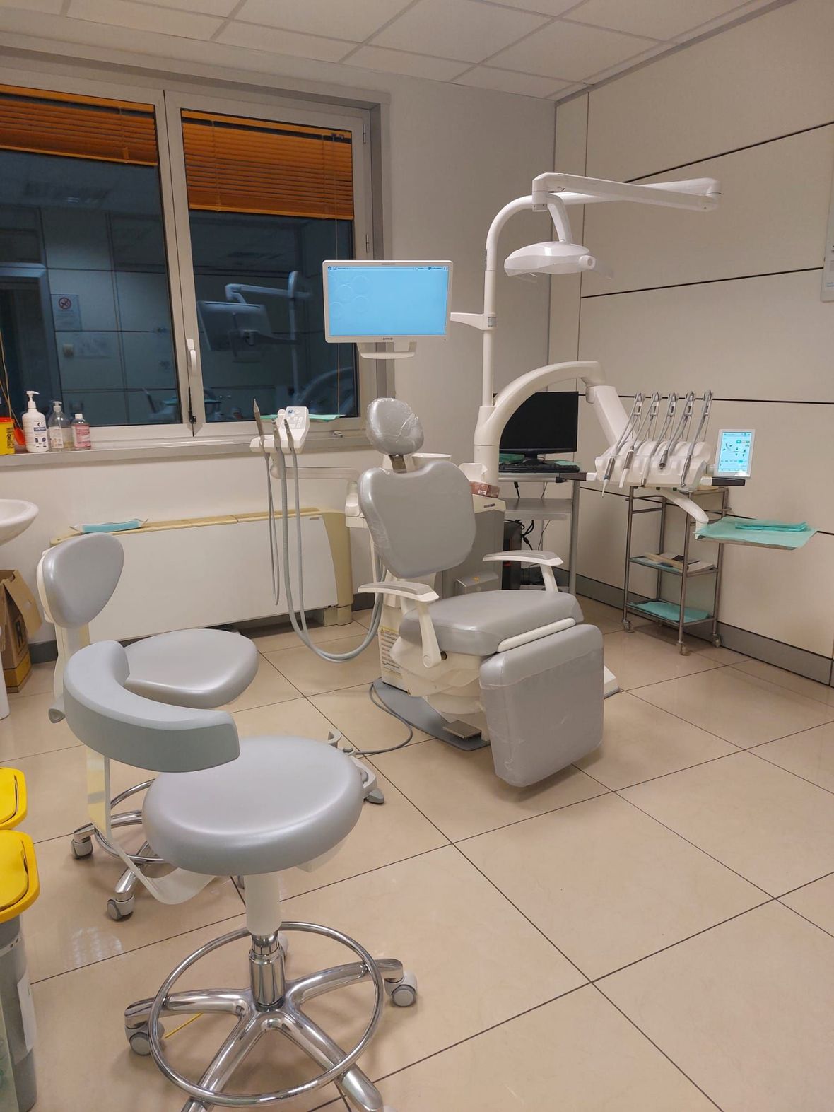 poltrona nel centro di dentisti – medici a Livorno