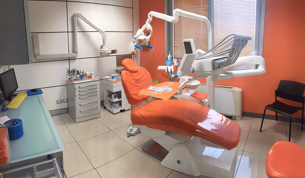 poltrona dello studio di dentisti – medici a Livorno