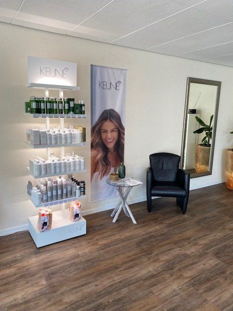 Ein Raum mit einem Bild einer Frau an der Wand und einem Stuhl