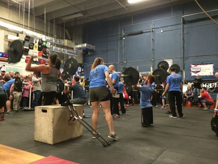 A group of people are lifting weights in a gym