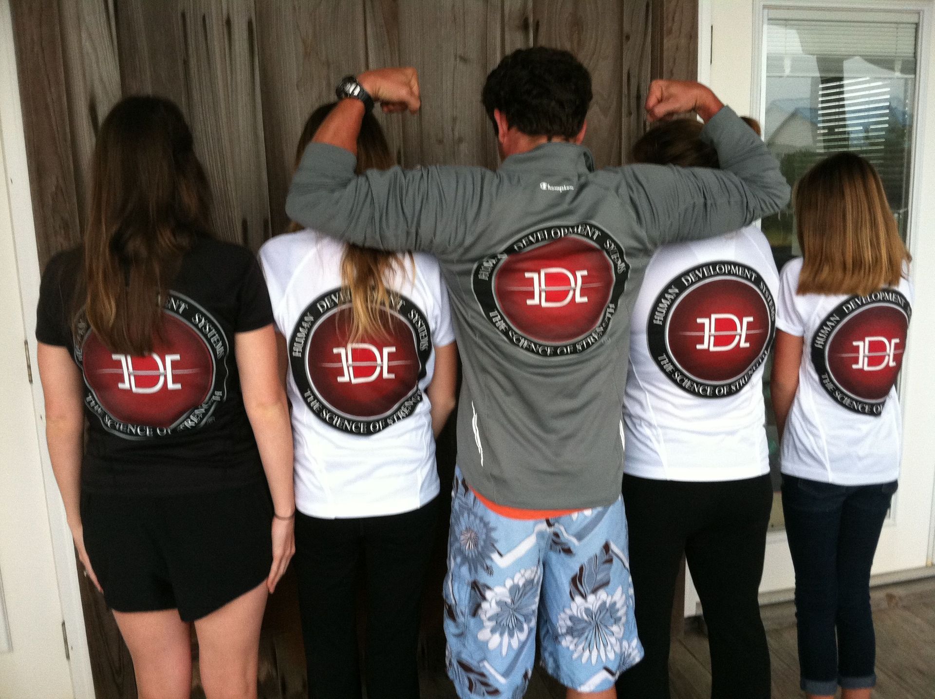 A group of people wearing t-shirts that say 1de