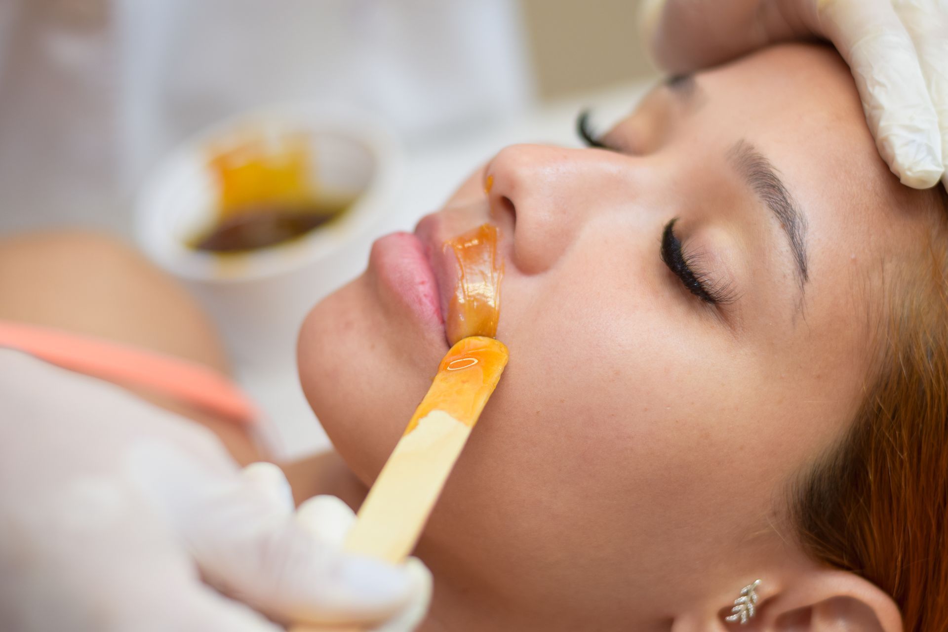 Passo a passo para fazer uma aplicação perfeita e eficaz com a cera depilnutri no buço