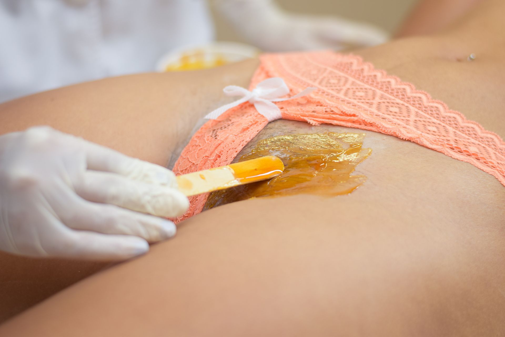 mulher depilando a virilha em um salão