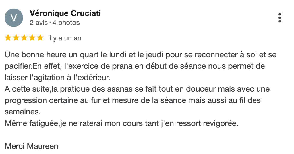 Une capture d'écran d'une critique sur un site Web en français.
