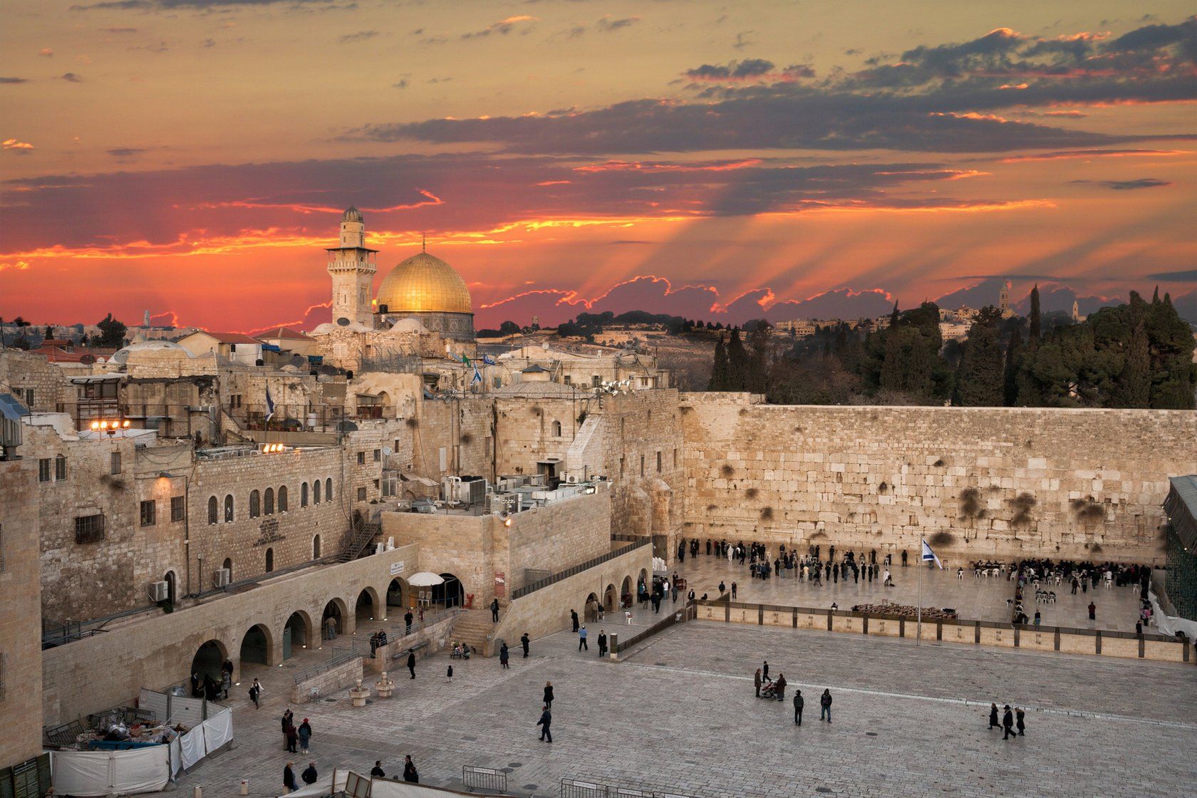 Eine Luftaufnahme der Klagemauer in Jerusalem bei Sonnenuntergang.