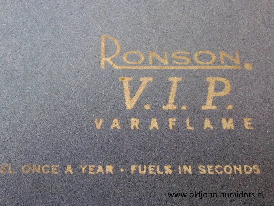 4166 Vintage Ronson Varaflame  bureau / tafel aansteker V.I.P. met Inkt blotter - leer   jaren 60 NOG NIEUW IN DOOS   verkoop via oldjohn-humidors.nl