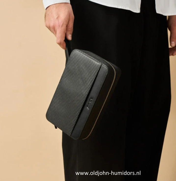 SK401 ZIPPO SIGARENTAS + SIGARENKOKER ZIPPO – TRAVEL CARBON RANGE  Zwart leer | Old John Humidors