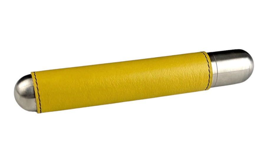 SK93 Adorini sigarenkoker RVS met geel leer, en bevochtiger, binnenzijde met cederhout bekleed Old John Humidors