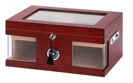 Alt-tekst voor oude John humidors met een elegant ontwerp.