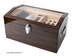 Alt-tekst voor oude John humidors met een elegant ontwerp.