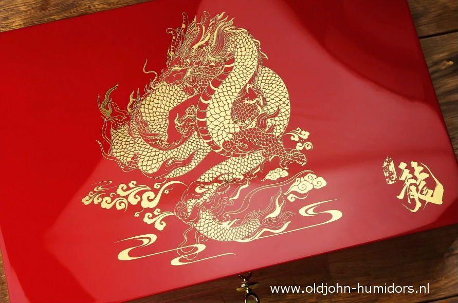 H166  Adorini Year Of The Dragon Grande Deluxe Humidor Hoogglans rood met gouden decoratie. verkoop via www.oldjohn-humidprs.nl