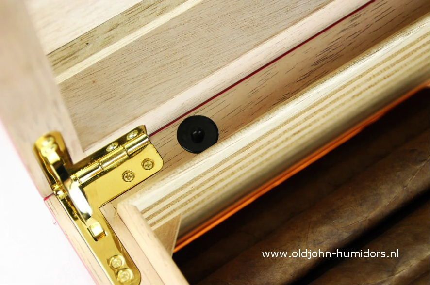 H166  Adorini Year Of The Dragon Grande Deluxe Humidor Hoogglans rood met gouden decoratie. verkoop via www.oldjohn-humidprs.nl