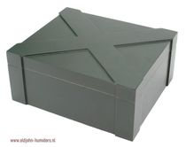 Alt-tekst voor oude John humidors in een stijlvolle setting.