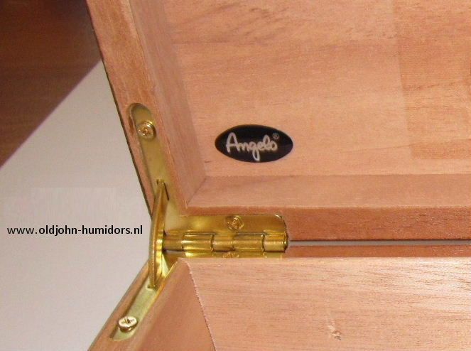 humidor Jubileum aanbieding.  Bureau humidor  -  Pocket humidor walnoot met  hygrometer aan buitenzijde afleesbaar