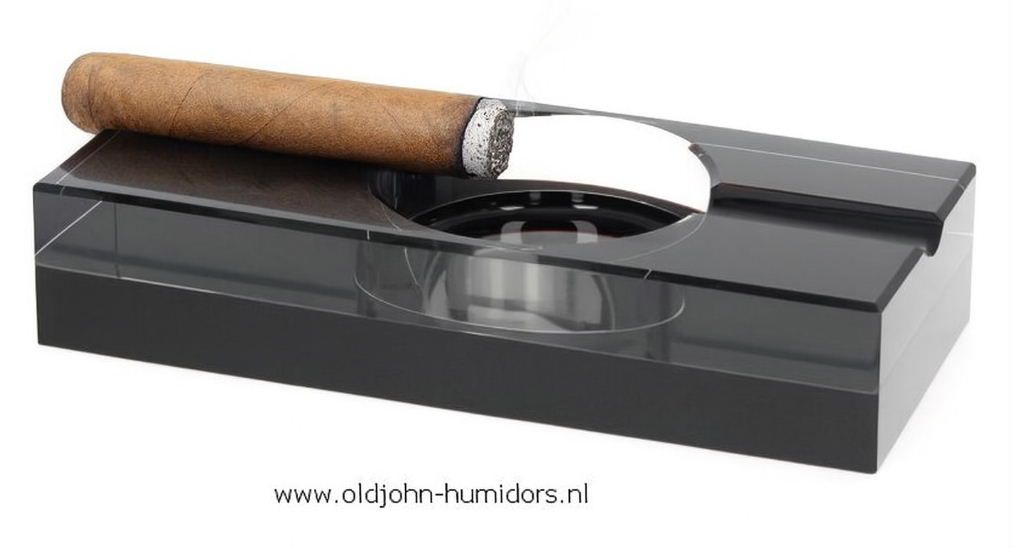 SAB22 Angelo sigaar asbak  zwart kristalglas Royale sigaren asbak van 20 cm en ruim 1,5 kilogram Verkoop via www.oldjohn-humidors.nl 