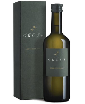 Bottle of Grouse wine with dark green label, standing next to a dark green box.